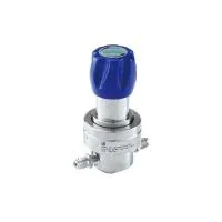 Регулятор AMFLO UHP AU24 Материал: Код SH (Body-SUS316L VAR; Poppet, Nozzle,Diaphragm,Gland -Hastelloy®C-22; Seat: PCTFE) ; Поверхность 0.13 um; 3х портовый с манометром, вх. давл. 159 бар, CV-0.45